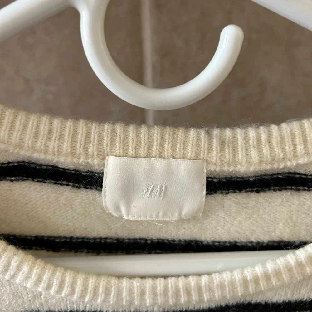 H&M Sweater - Picture 3 of 6